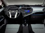 foto şəkil 6 Avtomobil Toyota Prius C Hetçbek (1 nəsil 2012 2015)